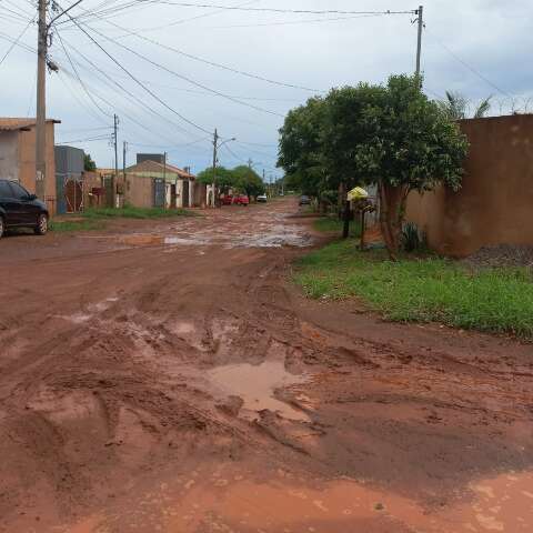 Moradora reclama da falta de pavimenta&ccedil;&atilde;o no Bom Retiro: &quot;Tem muito barro&quot;