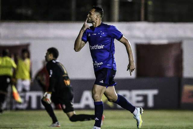 Cruzeiro vence com 3 gols de Gilberto e retoma lideran&ccedil;a do grupo C no Mineiro