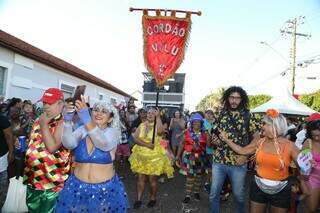 Silvana Valu investiu no amarelo e dourado para a retomada do Carnaval. (Foto: Kísie Ainoã)