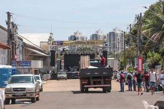 Estrutura sendo montada para receber os foliões na Avenida Calógeras, na Esplanada Ferroviária. (Foto: Marcos Maluf)