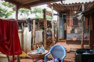 Uma casa se emenda à outra no Mandela, comunidade surgida há 6 anos. (Foto: Henrique Kawaminami)