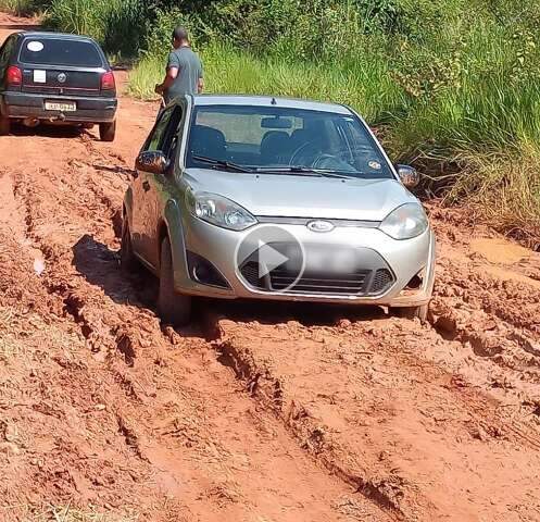 Carros atolam em estrada que leva a Palmeiras 