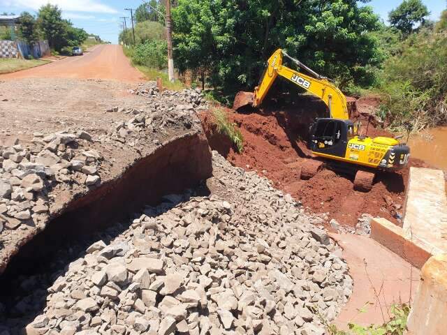 Pontos destru&iacute;dos por temporal passam por reparos