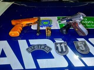Armas apreendidas pela Polícia Militar com suspeitos. (Foto: Divulgação/PMMS)