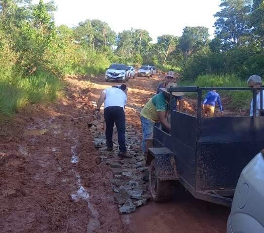 Mutir&atilde;o de moradores libera estrada no distrito de Palmeiras