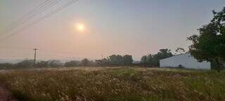 El humo cubre la ciudad de Bonito desde la madrugada de este sábado (18).  (Foto: Directamente desde la calle)