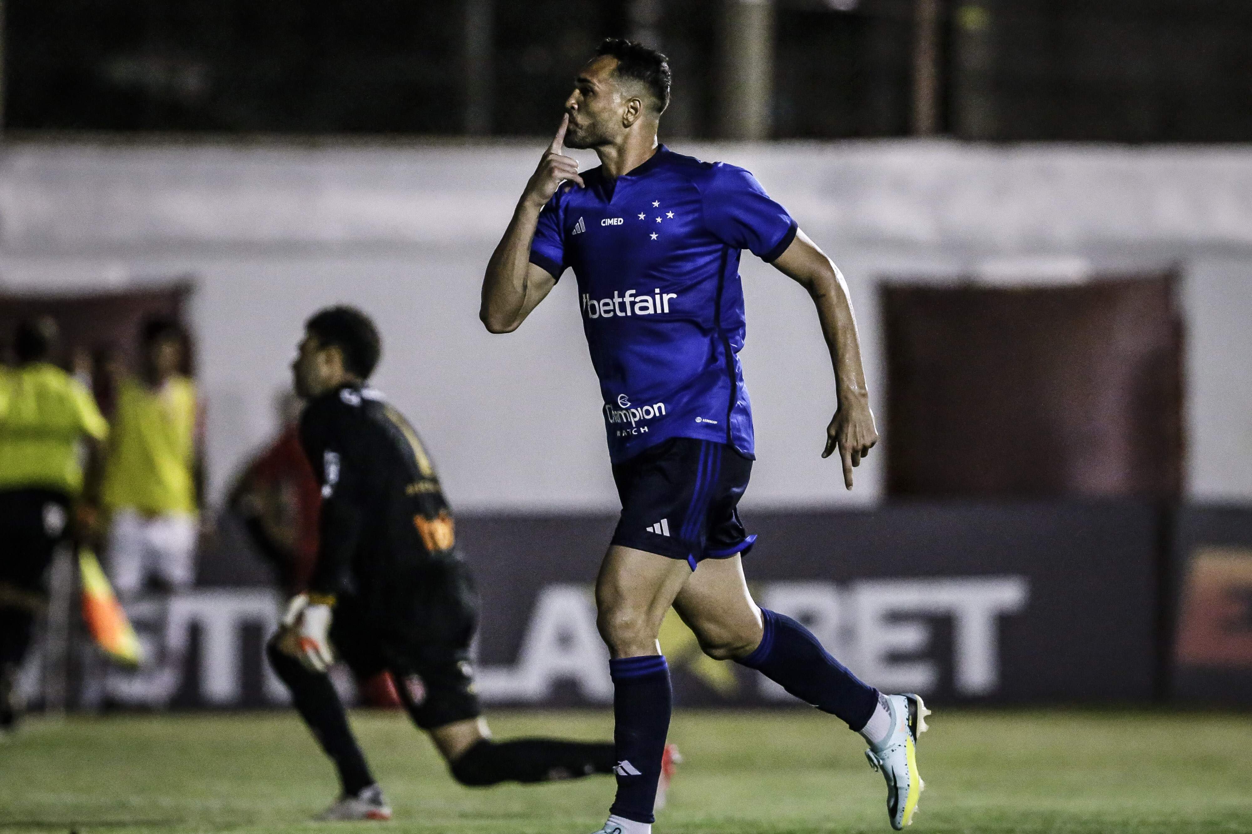 Cruzeiro goleia com três gols de Gilberto retoma liderança do grupo C no Mineiro