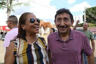O casal corumbaense que mora na Capital, Joanita Almeida e Julio Almeida é pura alegria. (Foto: Kísie Ainoã)