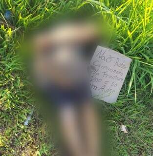 Corpo de rapaz e bilhete encontrado por policiais. (Foto: Direto das Ruas)