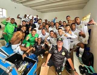 Elenco do Costa Rica no vestiário do Estádio Laertão após vitória (Foto: Divulgação)