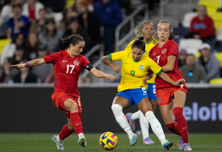 As jogadoras Gillens e Viens driblam o Brasil em jogo decisivo na taça feminina de futebol. (Foto: Reprodução/@CBF_Futebol no Twitter)