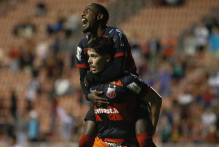 Yago e Eduardo, jogadores do Ituano durante a vitória contra o Santo André. (Foto: Reprodução/@ItuanoOficial no Twitter)