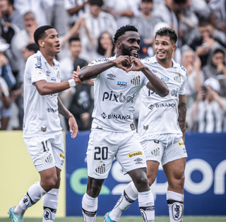 Mendoza comemora o gol marcado contra o Portuguesa, na tarde deste sábado (19). (Foto: Reprodução/@SantosFC no Twitter)