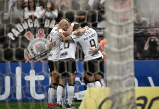 Jogadores do Corinthians comemoram vitória contra Mirassol durante a noite deste domingo (19). (Foto: Reprodução/@Corinthians no Twitter)