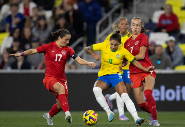 Com passes arriscados, Canad&aacute; vence Brasil em torneio amistoso