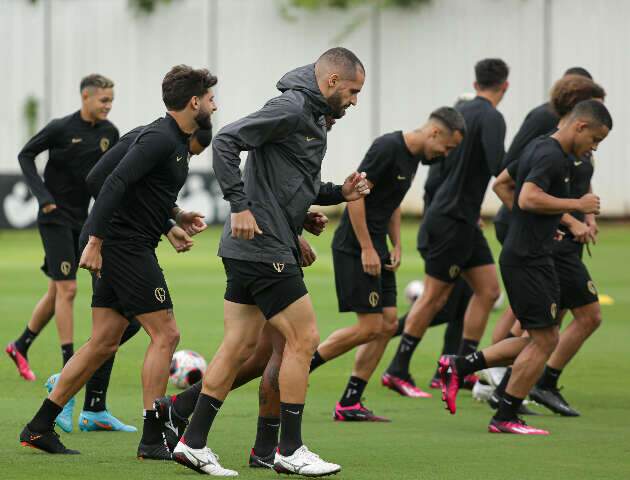 Santos amea&ccedil;ado e Corinthians em recupera&ccedil;&atilde;o agitam o domingo de futebol