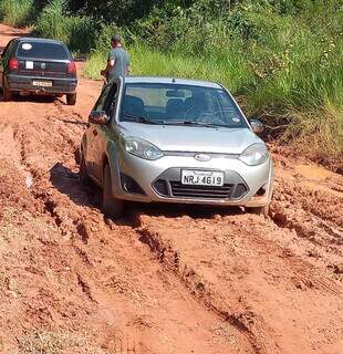 Veículos enfrentando o lamaçal na estrada que liga os distritos (Foto: Direto das Ruas)