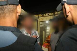 Guardas Municipais abordam homem suspeito de cometer injúria racial. (Foto: Direto das Ruas)