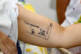 Tatuagem é a representação da fé de Carla. (Foto: Alex Machado)