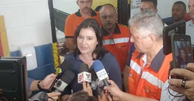 Ap&oacute;s ficar ilhada no Guaruj&aacute;, Simone Tebet visita centro de acolhida