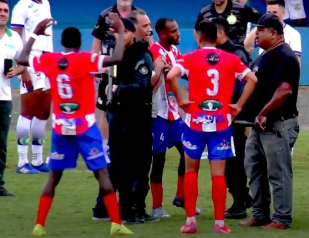 PM &eacute; acusado de inj&uacute;ria racial ap&oacute;s apontar arma para atleta dentro de campo 