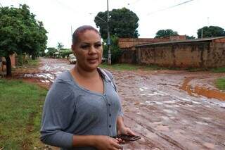 Eliane diz local está sem asfalto há mais de 25 anos (Foto: Henrique Kawaminami)