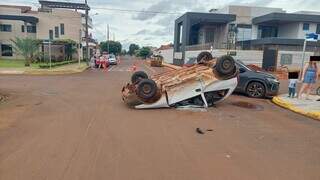 Motorista ignora sinal de parada e ve&iacute;culo capota no interior