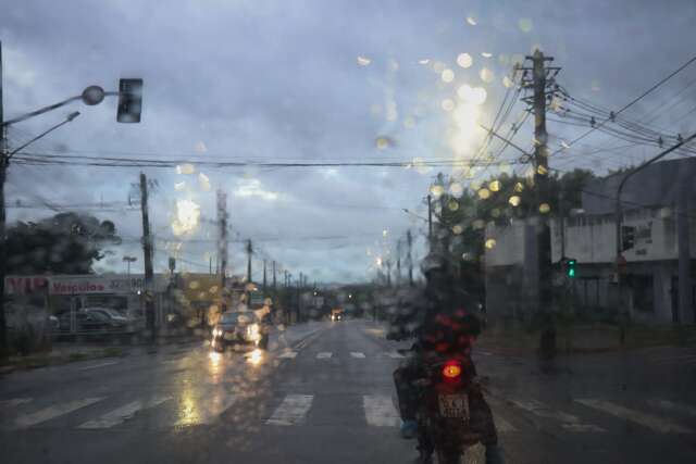 Segunda de Carnaval come&ccedil;a fria e com previs&atilde;o de tempestade