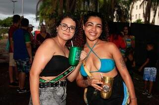 Gabriely e Amanda aceitam passar perrengue só porque é Carnaval. (Foto: Alex Machado)