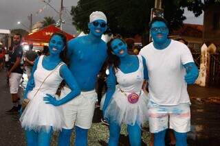 Turma de amigos escolheu fantasia de Smurfs para curtir Carnaval. (Foto: Alex Machado)