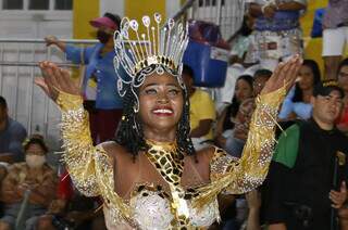 Passista em apresentação de escola de samba de Corumbá ontem à noite. (Foto: Prefeitura de Corumbá)
