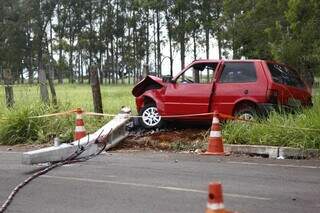 Motorista sem habilita&ccedil;&atilde;o perde controle de carro e derruba poste de energia