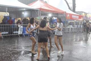 Foliões curtindo o Carnaval mesmo com chuva em Campo Grande (Foto: Alex Machado)