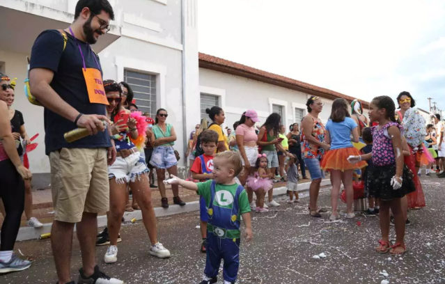 Alegria das crianças prova que Carnaval de rua também é delas