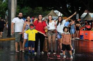Na Esplanada Ferroviária chuva não estragou a diversão de família no bloquinho. (Foto: Alex Machado)