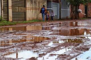 Karoline caminha 4 quilômetros com os filhos até a casa da babá (Foto: Henrique Kawaminami)