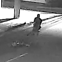 Vídeo mostra motorista de aplicativo arrastando e roubando passageira