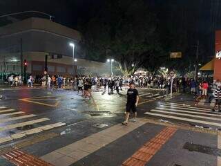 Foliões dispersam no Centro de Campo Grande. (Foto: Aletheya Alves)