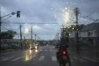 Tempo chuvoso em Campo Grande nesta segunda-feira. (Foto: Henrique Kawaminami)