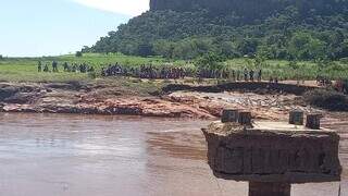 Indígenas desalojados pela cheia do Rio Aquidabán, na fronteira com MS (Foto: Última Hora)