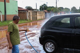 Jozabe não suporta que o veículo esteja sujo, mesmo em meio a lama (Foto: Henrique Kawaminami)