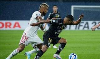 O camisa 32 do Flamengo, Arturo Vidal, durante lance contra Independiente nesta terça-feira (21). (Foto: Cristina Vega/Reuters/Agência Brasil)