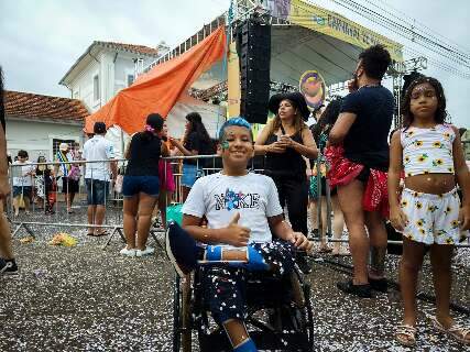 Fora de hospital e 'fazendo tudo’, Leandro vai do bloquinho ao desfile