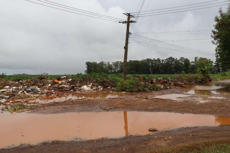 Conjunto de terrenos virou lixão a céu aberto (Foto Henrique Kawaminami/Campo Grande News)