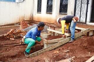 Homens montando estrutura de escada em obra na Rui Barbosa (Foto: Alex Machado)