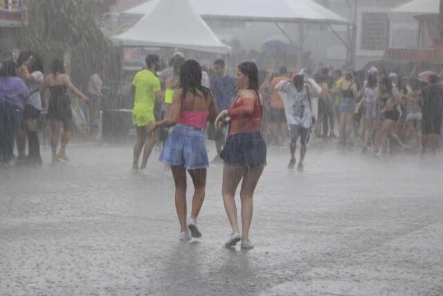 Chuva atravessou o samba no Carnaval e ainda vai durar, confira previs&atilde;o em MS