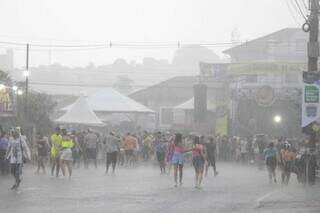 No sábado, o Carnaval foi com chuva (Foto: Alex Machado)