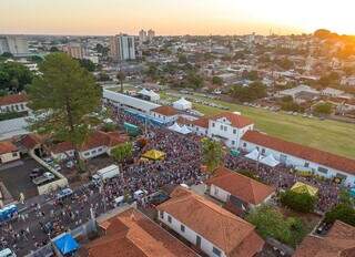 Foliões ocupam a Esplanda Ferroviária no tradicional Carnaval de rua, em Campo Grande. (Foto: Arquivo)