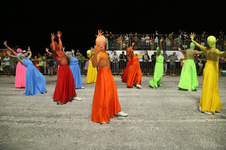Dançarinos apresentando performance na ala &#34;paraíso multicor&#34;. (Foto: Kísie Ainoã) 