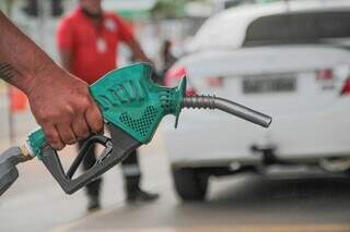 Bomba de combustível para abastecer veículos (Foto: Marcos Maluf)